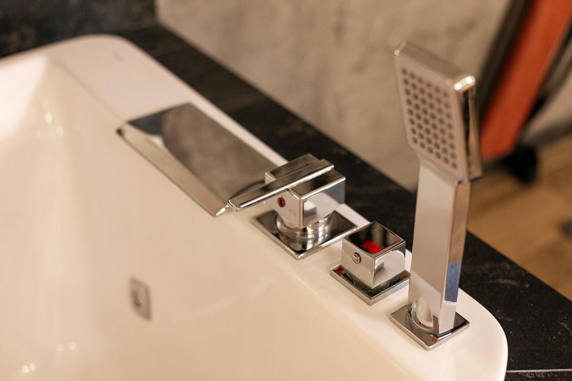 Royal Hot Jucuzzi Apartment Lwów Zewnętrze zdjęcie