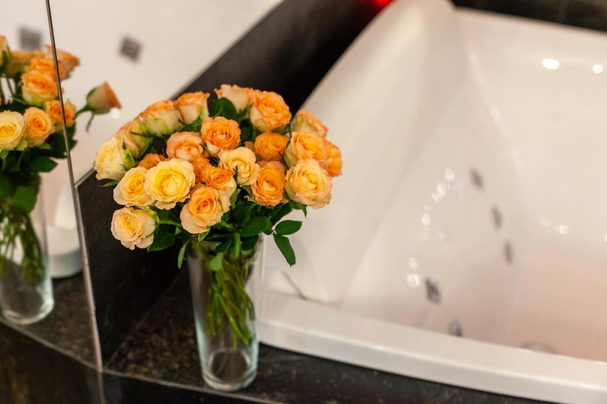 Royal Hot Jucuzzi Apartment Lwów Zewnętrze zdjęcie