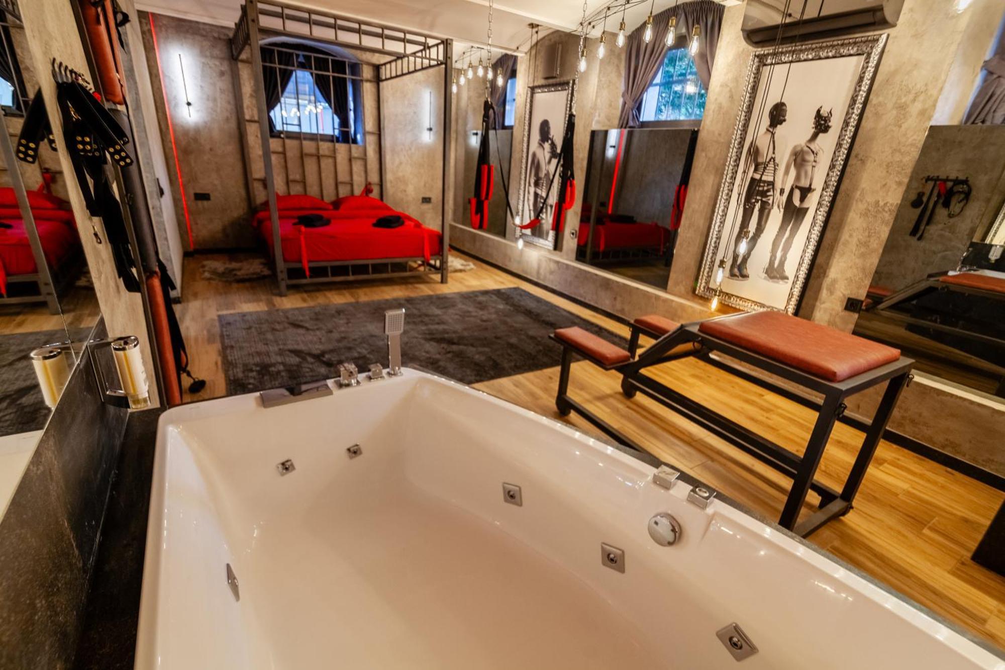 Royal Hot Jucuzzi Apartment Lwów Zewnętrze zdjęcie