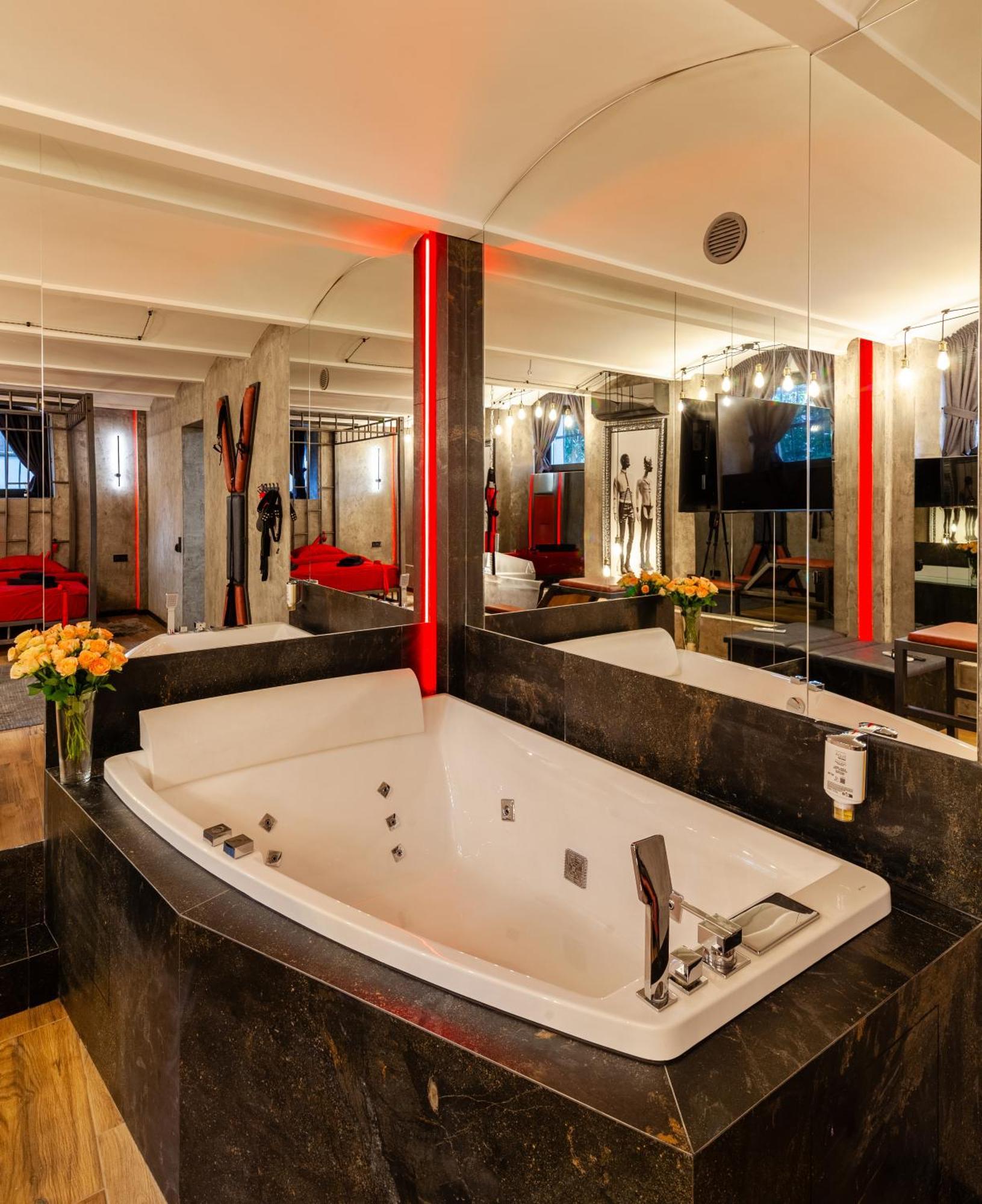 Royal Hot Jucuzzi Apartment Lwów Zewnętrze zdjęcie